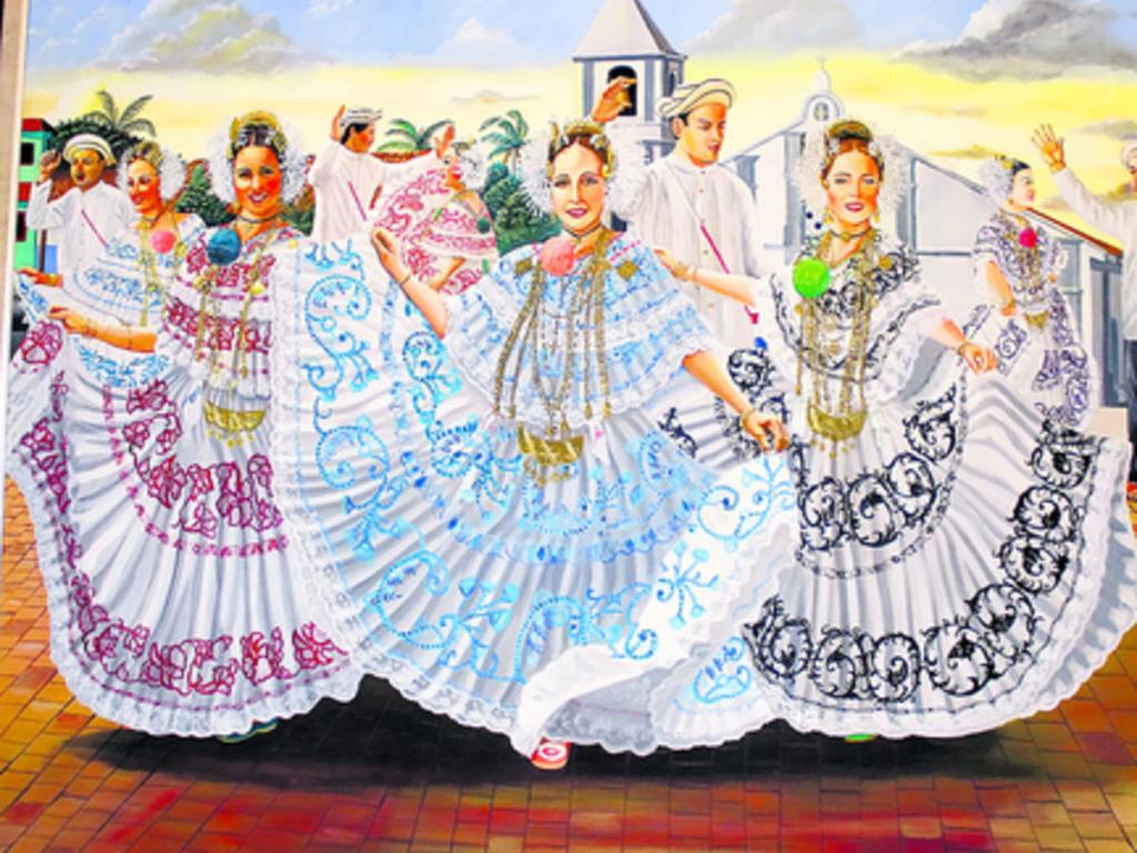 Vean el donaire de las empolleradas que lucen orgullosas su vestido.