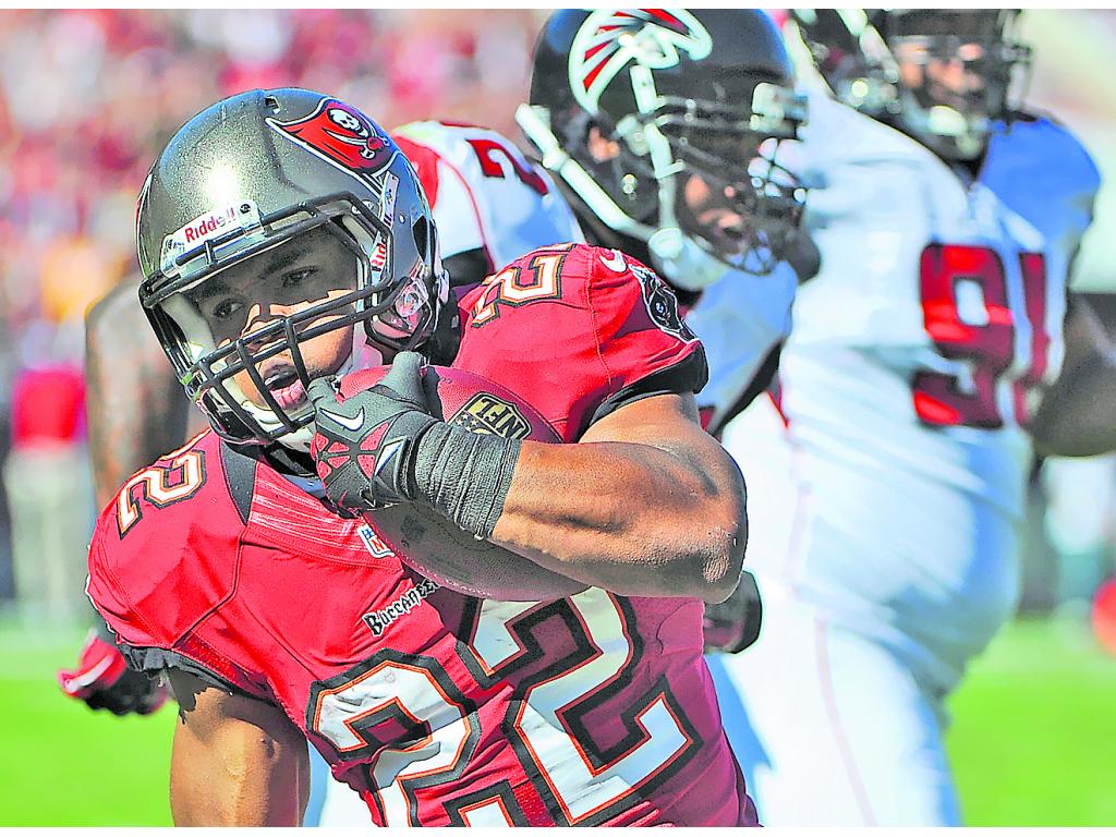 Receptor. Doug Martin (22), de Tampa, atrapa el balón.()