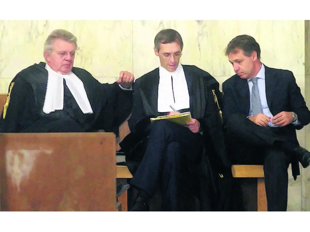 Los abogados de Berlusconi, Piero Longo, Nicolo' Ghedini y Filippo Dinacci, atienden a la lectura de la sentencia.(EFE)