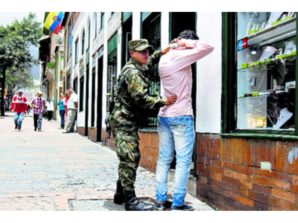 Un militar colombiano requisa a un hombre.(EFE)