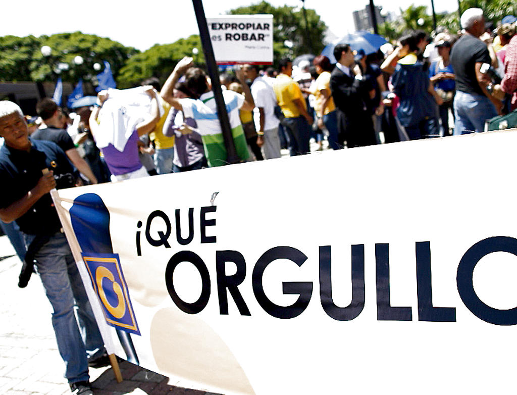 Apoyo. Un grupo de personas respalda al medio.(EFE)