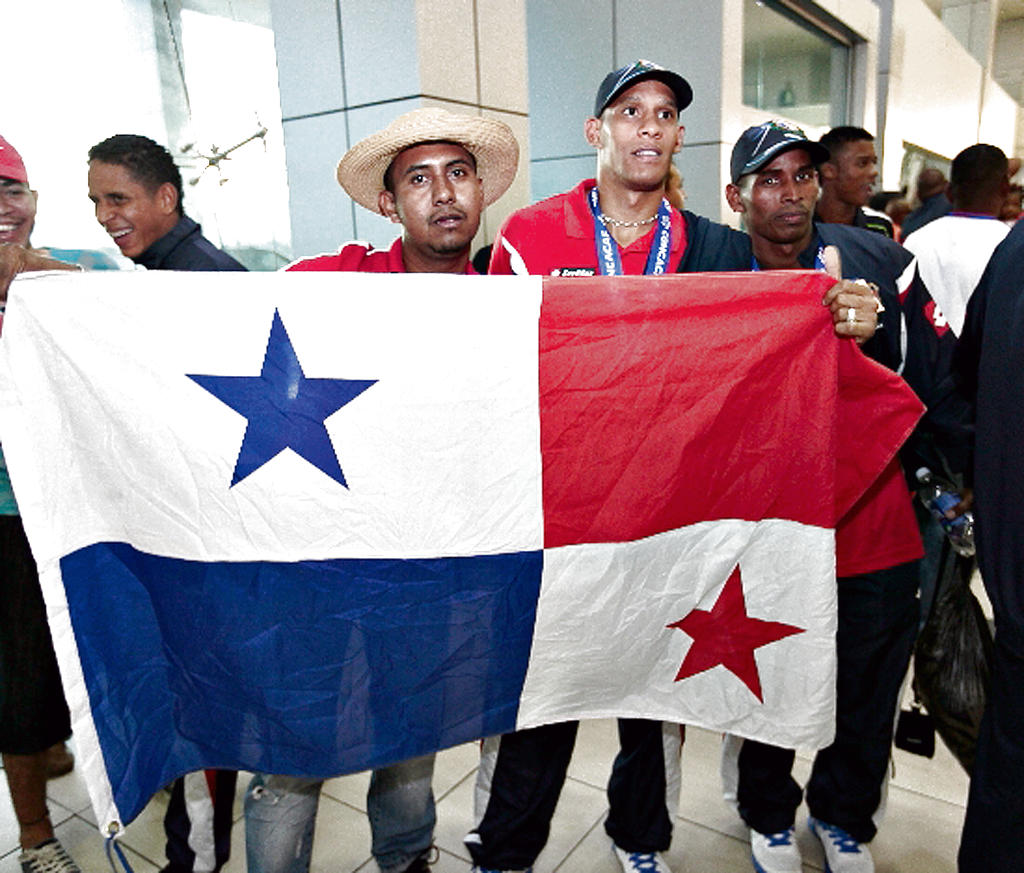 Patriota. Este hincha muestra la tricolor.(Anayansi Gamez )