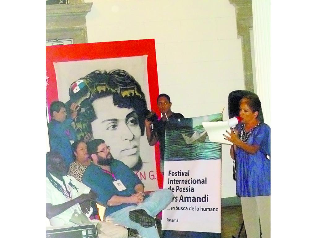 Actriz.Mariela Aragón Chiari rinde tributo a D. Morán. ()