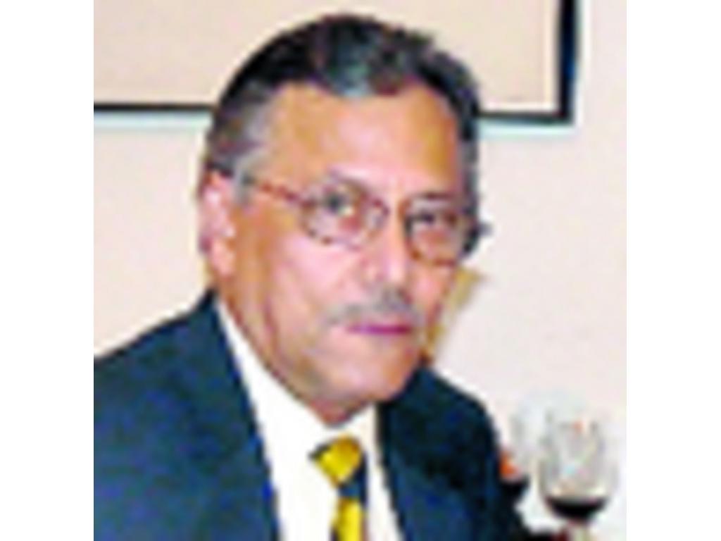 El columnista junto a Carlos De la Fuente, maestro enólogo.(Aníbal Villa-Real)