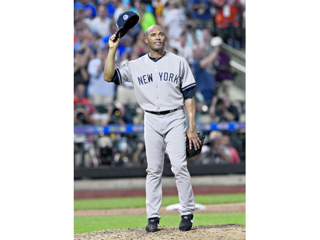 Los jugadores de la Liga Americana salieron del dogout para aplaudir al mejor relevista en la historia de las Grandes Ligas, el panameño Mariano Rivera. (AP)