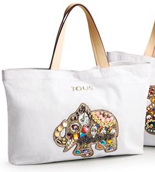 <p>Los bolsos con pedrería están muy de moda. Este Tous es el indicado para esas tardes de compras y cine. Todos tienen el osito característico de la firma.</p>