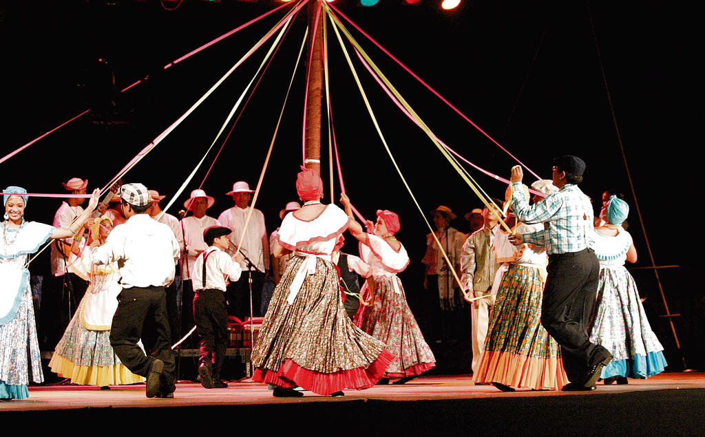 Tradición. Mes de la etnia negra, danza Palo de Mayo.(Archivo. )