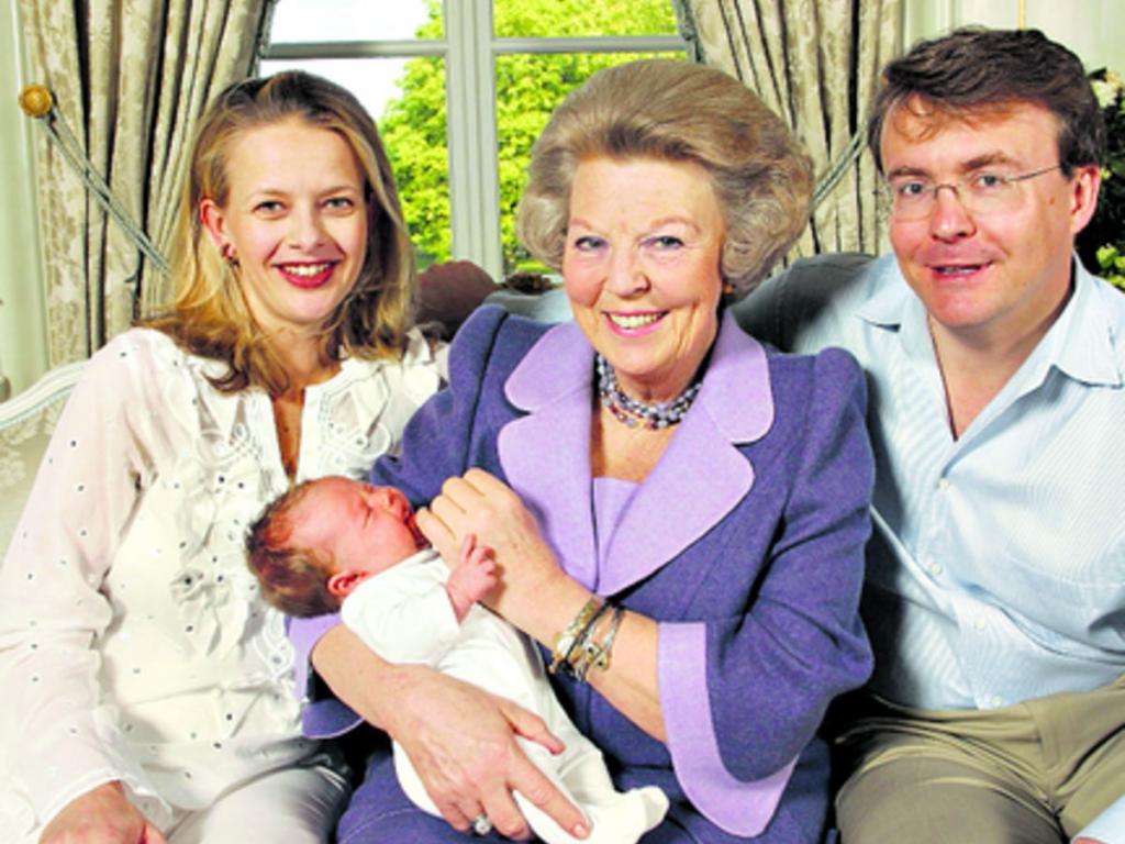 2005. Con su esposa Mabel, la exreina Beatriz y la pequeña Luana.(AP)