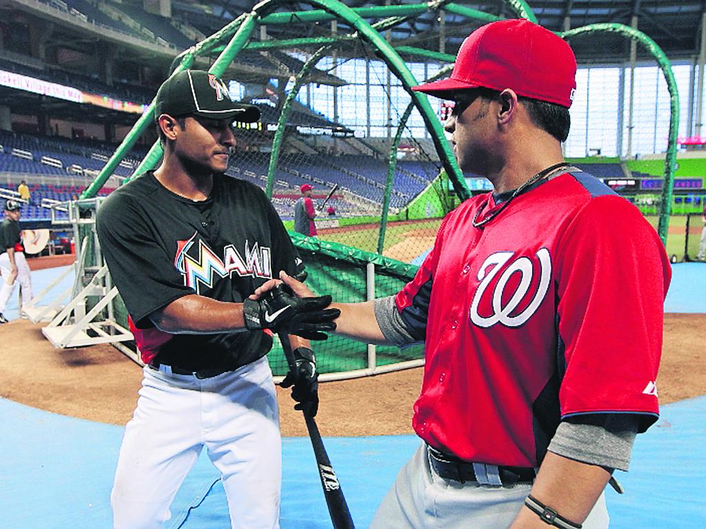 Familia. Donovan (izq.) saluda a su hermano Jonathan.(AP)