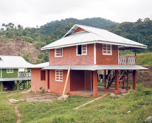 <p>Vivienda. En la comunidad de Charco La Pava, AES construyó 11 viviendas nuevas y la comunidad construyó 30 casas en nuevas fincas.</p>