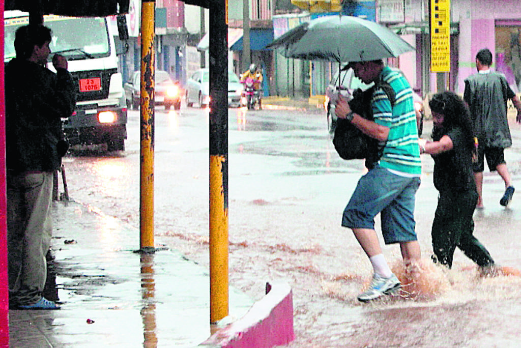 Peligro. Las personas caminan por las calles inundadas.(EFE)