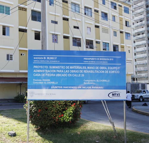 <p>El Gobierno también promociona sus obras en vallas.</p>