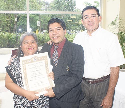 <p>Junto a sus padres.</p>