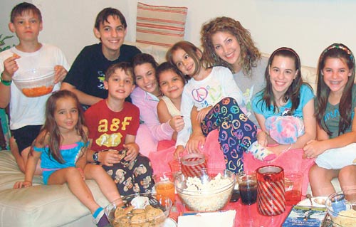 <p>Familia. Pijamada, para familiarizarse con la obra.</p>