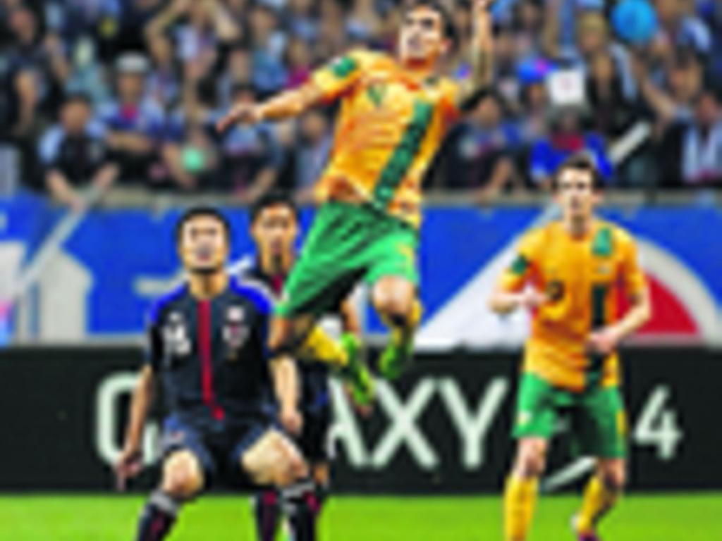El capitán nipón Makoto Hasebe y Maya Yoshida (dcha.) festejan con sus compañeros de equipo el empate 1-1 logrado ante el conjunto australiano, ayer.(Foto: AP)