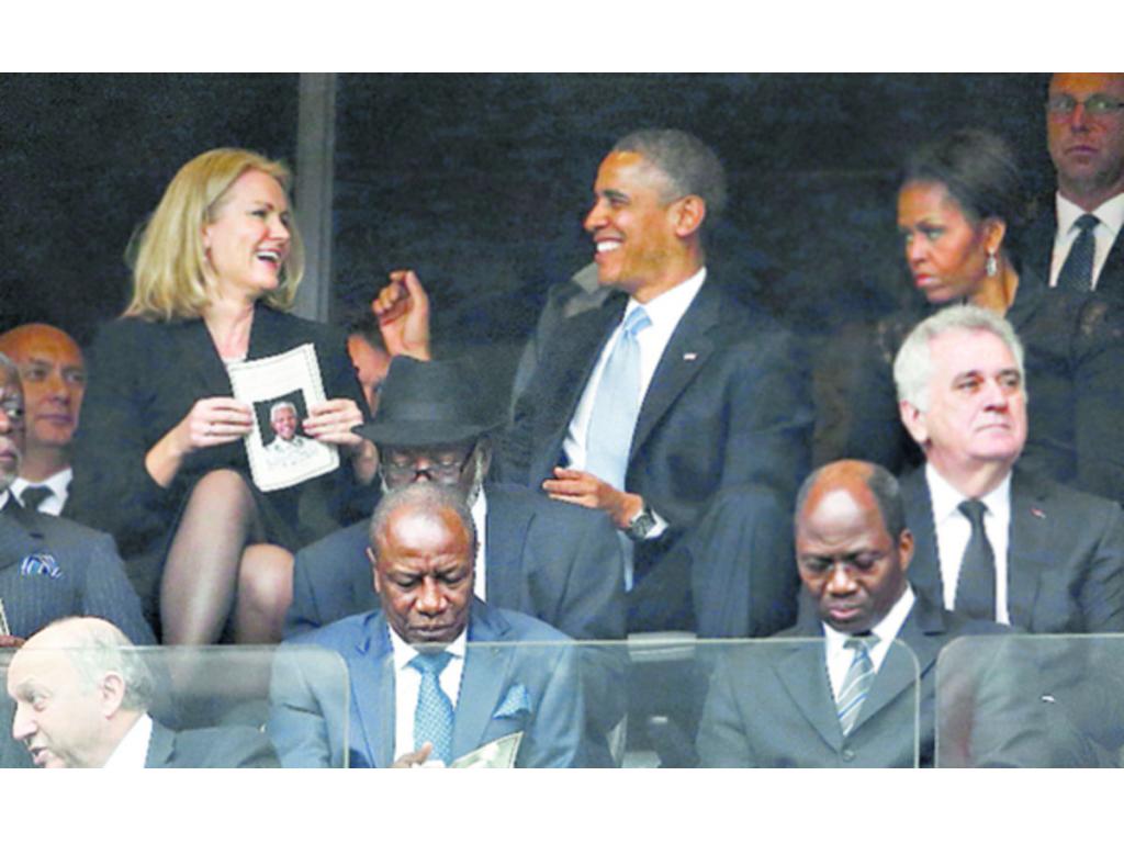 No estaban atentos al programa del funeral de Mandela. Mientras, Michelle la miraba con recelo.