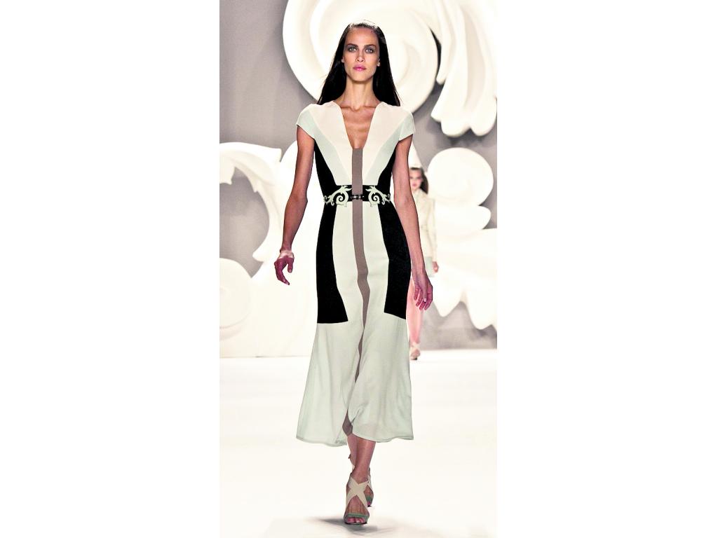Elegancia. Los cortes asimétricos bien realizados se tomaron N.Y. Este vestido es acampanado en la parte de abajo y posee tonos negros, cremas y blancos.()