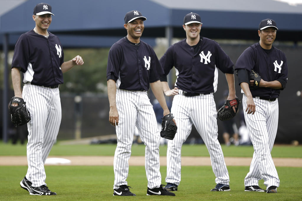 Mariano Rivera junto a Andy Pettitte, Phil Hughes y Hiroki Kuroda, durante una sesión de ejercicios en el entrenamiento de béisbol de primavera.Foto/AP.