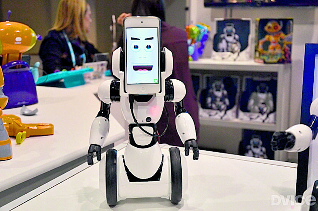 En este robot, la cabeza vendría siendo tu iPod o iPhone, aunque sin ellos también funciona; agregarle el dispositivo permite darle una personalidad. El juguete tiene un sensor IR que permite que te siga y grabe video.