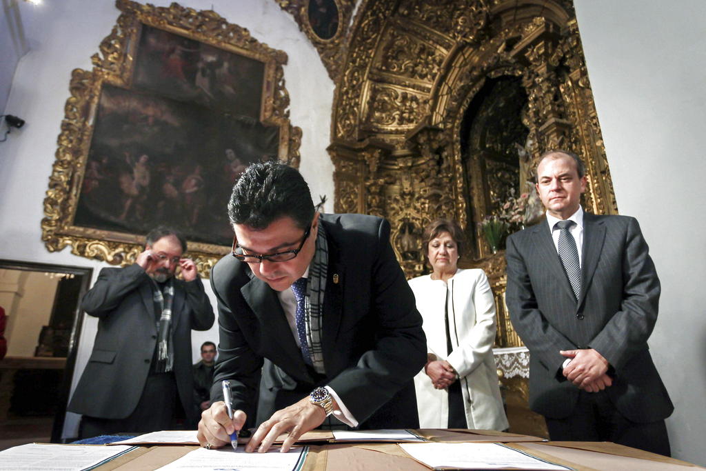 El embajador de Panamá en España, Roberto Arango, en presencia del presidente del Gobierno de Extremadura, José Antonio Monago (d), firma el acta de cesión de una réplica de la pila bautismal donde fue bautizado el descubridor Vasco Núñez de Balboa. Foto/