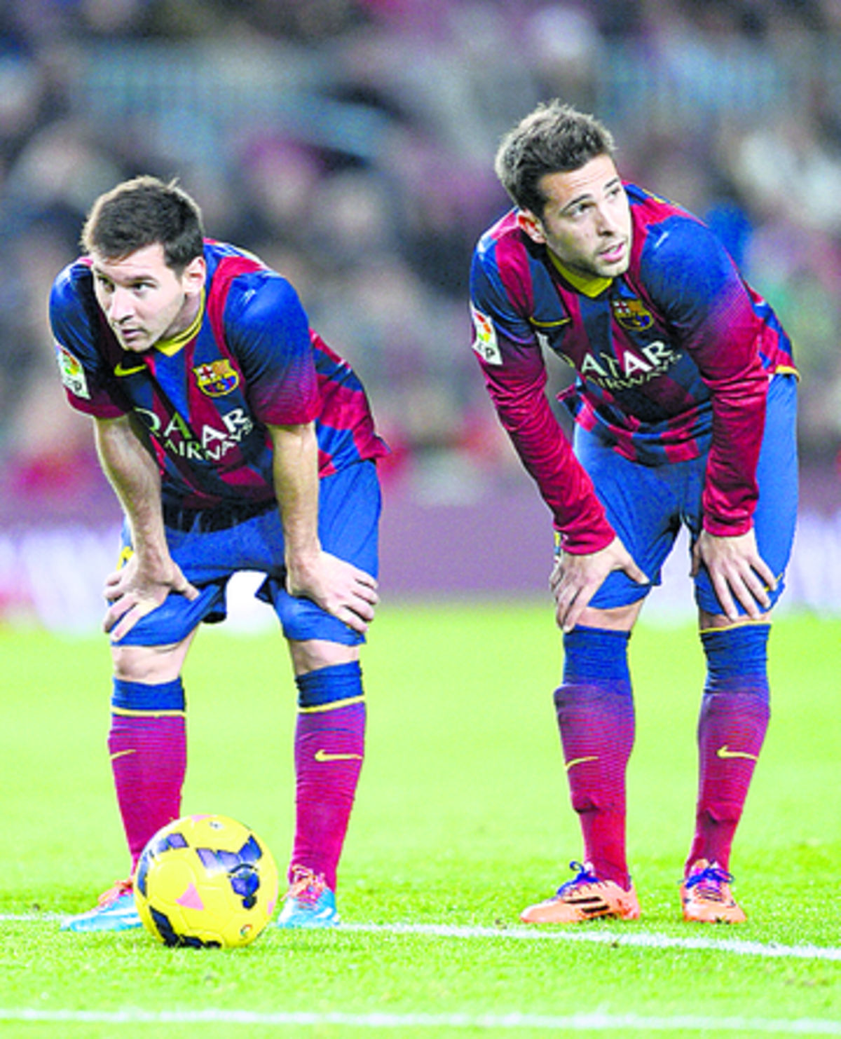 Messi y Jordi Alba descansan, tras el final del juego ante el Málaga.(AP)