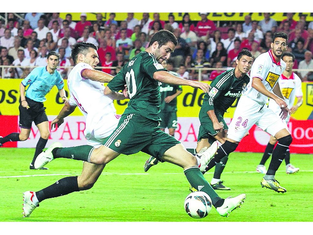 Esperanza. Higuaín (c) intentó anotar el gol del empate.(EFE)
