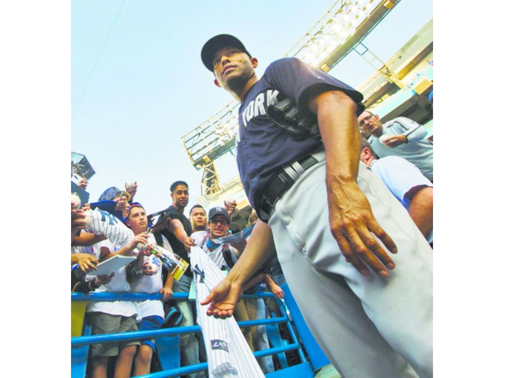 Momento histórico en el que es mostrada la placa en honor a Jackie Robinson, el primer hombre de color en la MLB cuyo número 42 heredó el istmeño.