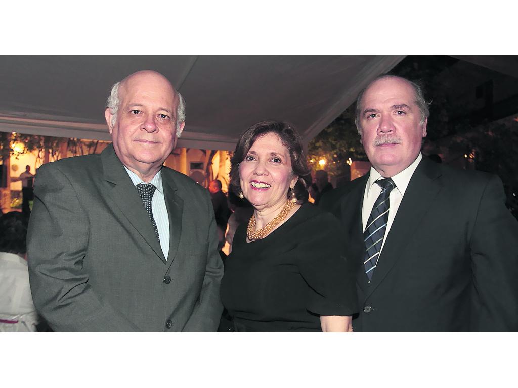 Enrique Preciado, Gloria Zúñiga de Preciado y Juan Cristóbal Zúñiga.()