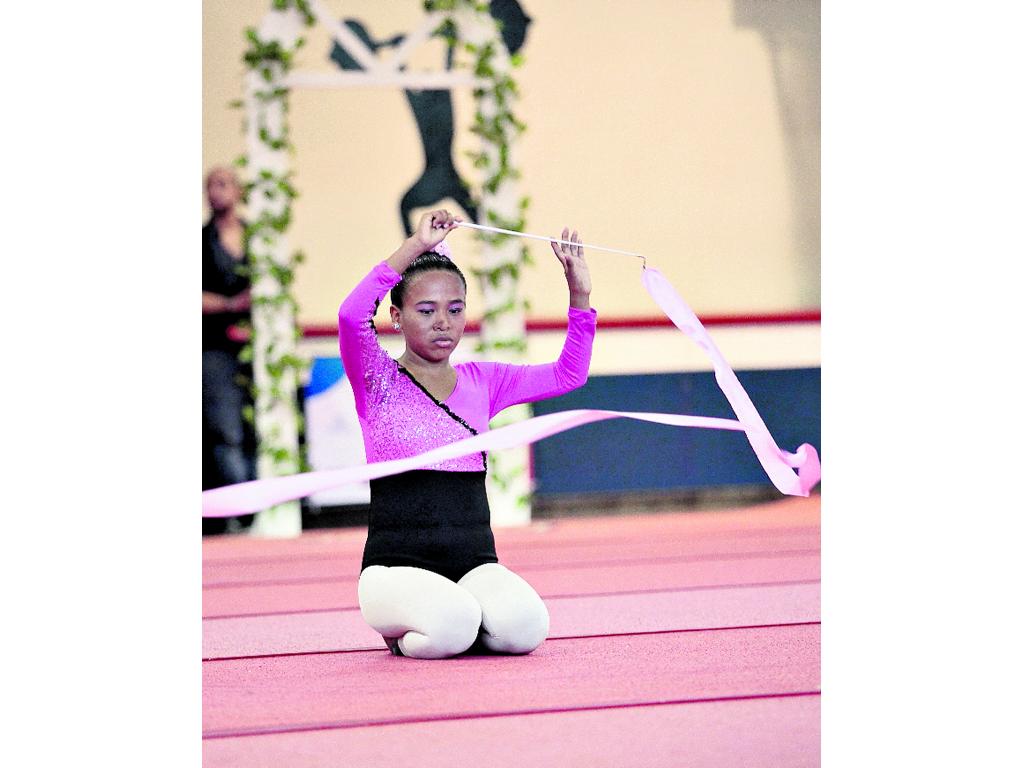 Las chicas pueden demostrar su talento en gimnasia rítmica.(Anayansi Gamez )