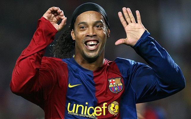 Ronaldinho. La prensa deportiva y
los «hinchas» brasileños se ríen de su aspecto, pero él se mofa de sus
detractores. Y es que es que el hombre más sexy del mundo, al menos
según los lectores de la edición internacional de la revista «Glam'mag»,
e
