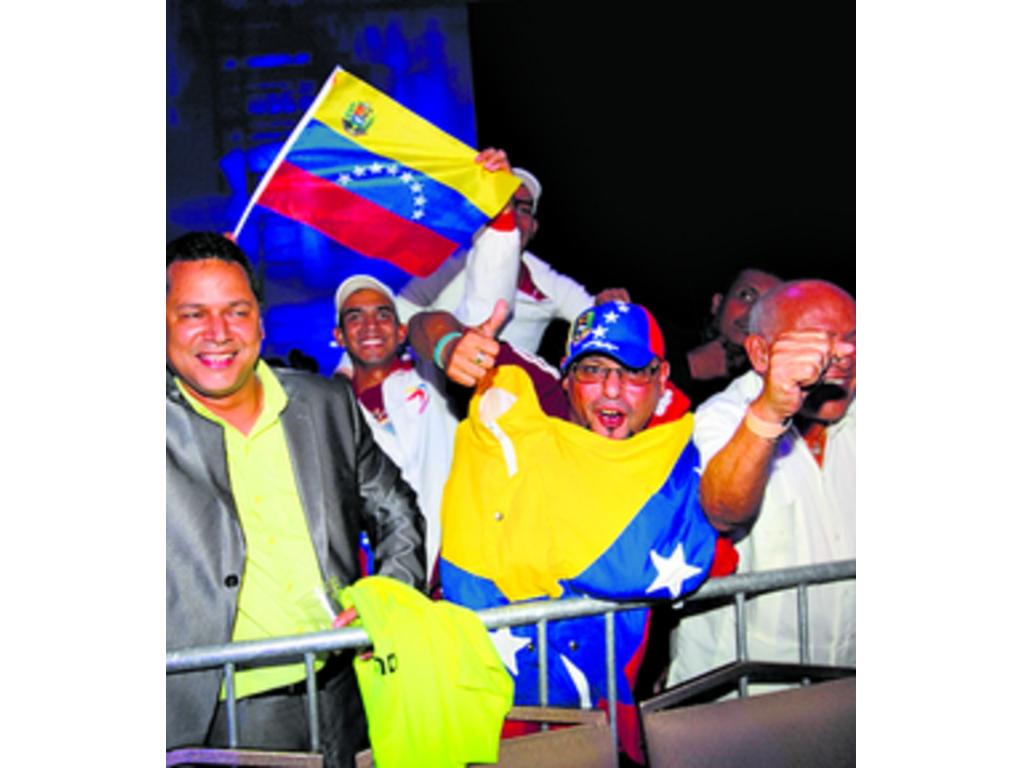 5. Público venezolano se muestra feliz al apoyar a sus compatriotas boxeadores.
