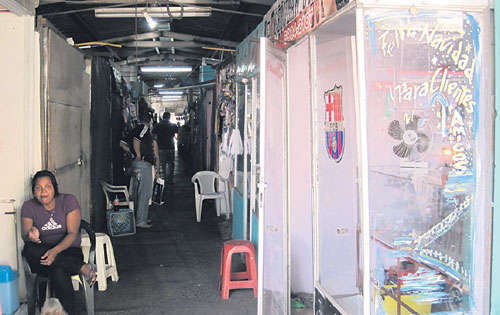 <p>Buhoneros. Están desconcertados con la medida.</p>
