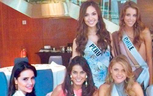 <p>Las chicas desayunando.</p>