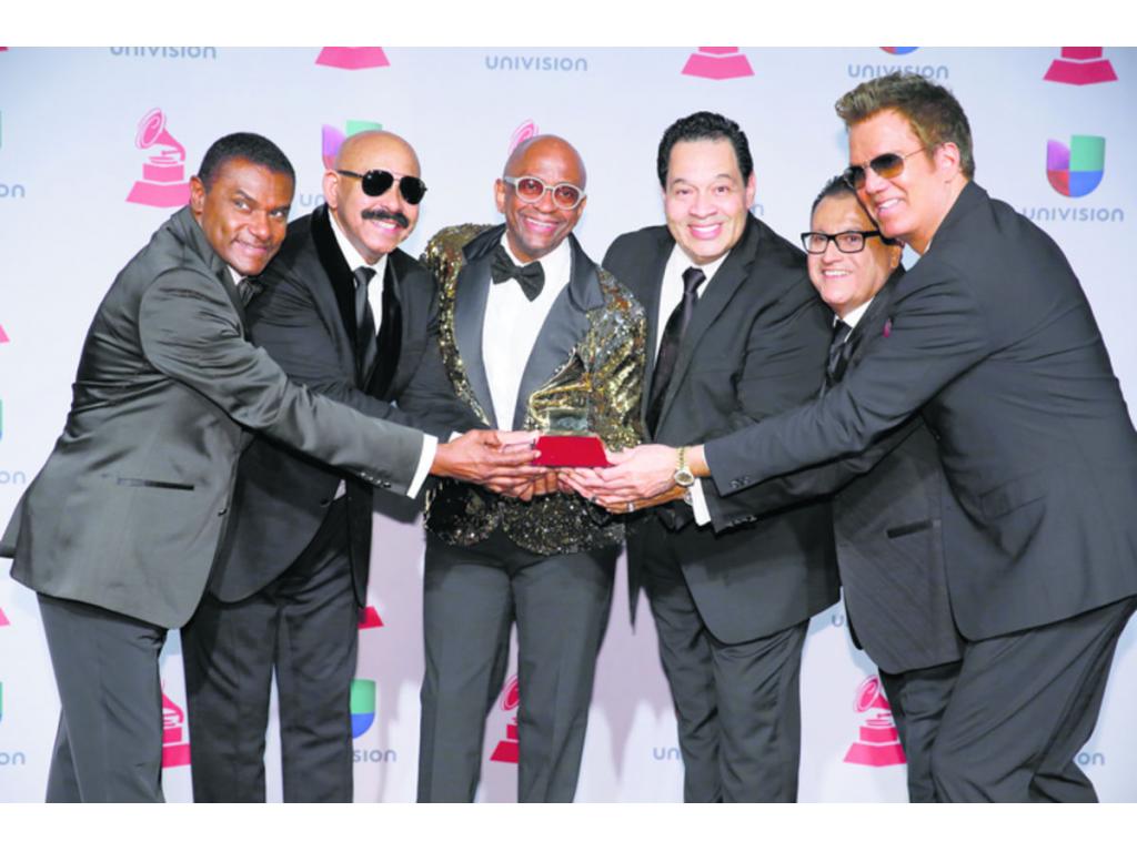 Marc Anthony recibió una fuerte ovación con Vivir mi vida. Sergio, Óscar D'León, Tito Nieves, Willy Chirino, Ismael Miranda, y José Alberto cantaron Para celebrar.(Gigantes)