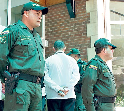 <p>Control. La seguridad custodia la entrada del hotel donde se hospedan los panameños.</p>