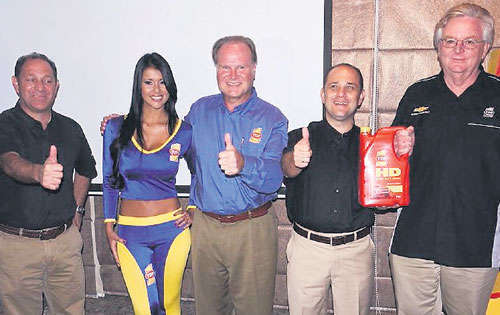 <p>Altos ejecutivos con azafata presentaron la nueva línea de lubricantes TOP 1 Oil.</p>