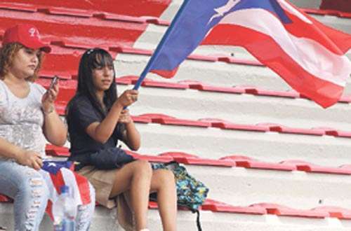 <p>Respaldo. Esta fanática ondea la bandera boricua.</p>