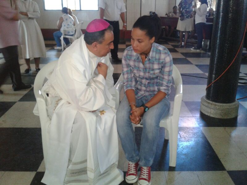Monseñor José Domingo Ulloa confiesa a los feligreses. Foto/Carlos Lemos<br>