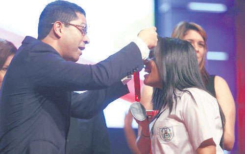 <p>Premios. Emocionada, Gloria Ortíz, recibe su medalla.</p>