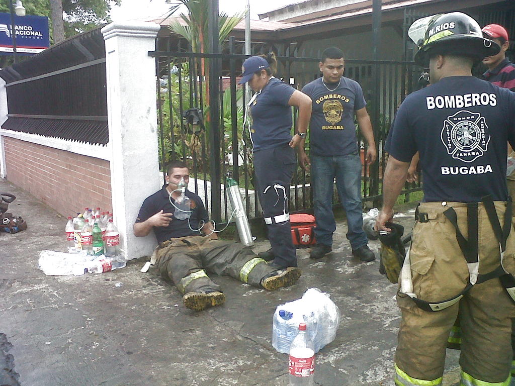 Los camisas roja se mantienen en el lugar. Foto/Mayra Madrid <br>