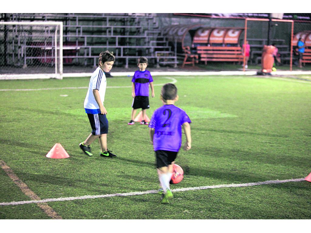 Entrenando con pases cortos.(Alberto Ortega)
