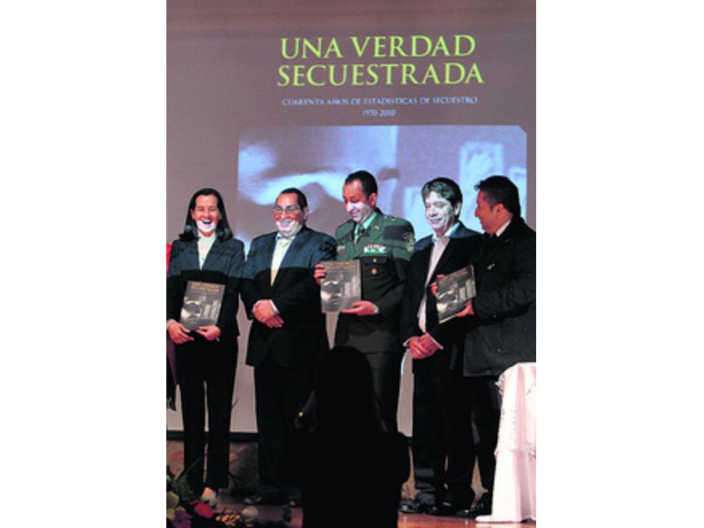 Clara Rojas; junto al director de la firma Cifras y Conceptos, César Caballero.(EFE)