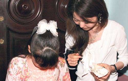 <p>Umi firmando autógrafos.</p>