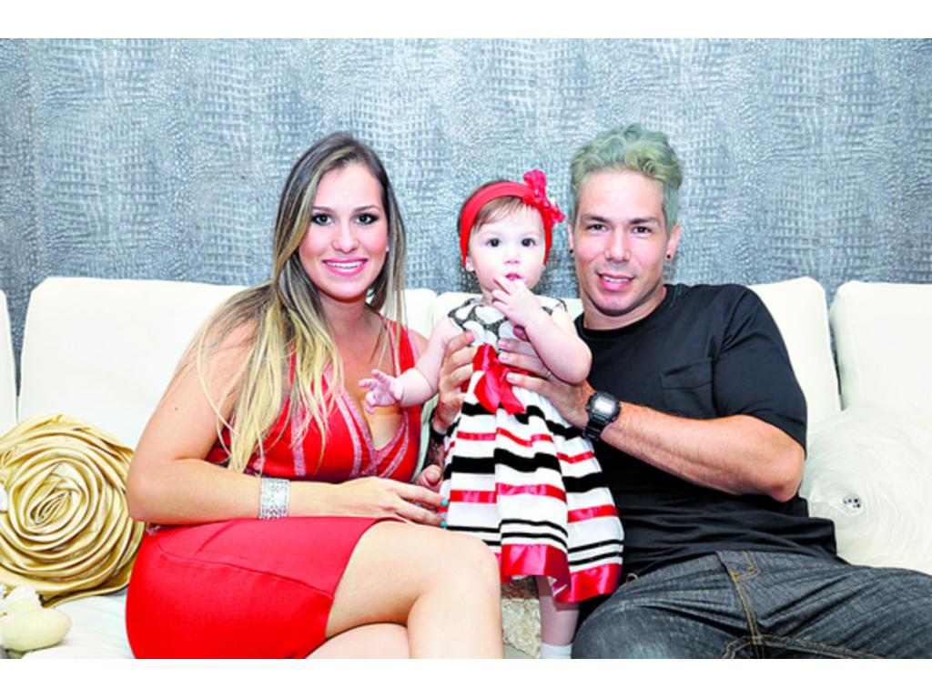 Sofía y su padre celebran hoy el Día de la Madre, junto a Jessica, la matrona del hogar.