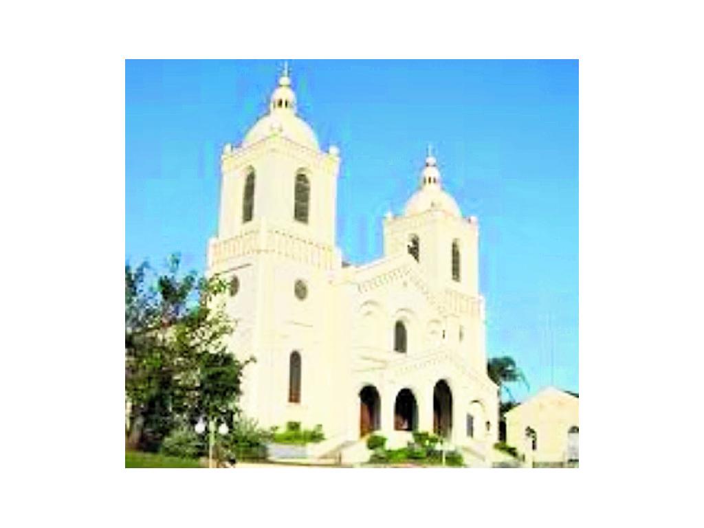 Una parada casi obligada es esta edificación, testimonio del nacimiento de la fe en Itapúa. La Catedral se comenzó a construir en 1928 y fue terminada 10 años después. Hoy en día cuenta con una hermosa iluminación que le permite sobresalir en el hori