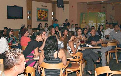 <p>Asistencia. El público disfrutó el show acústico. </p>