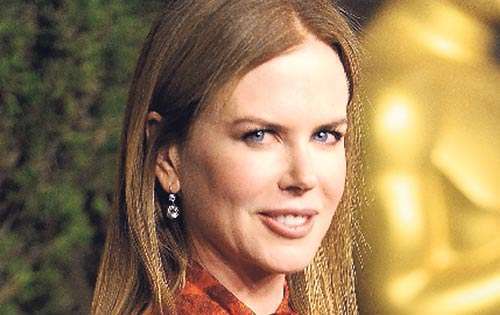 <p>Nicole Kidman con un vestido en tonos naranja y chocolate. El lazo en el cuello del mismo color.</p>