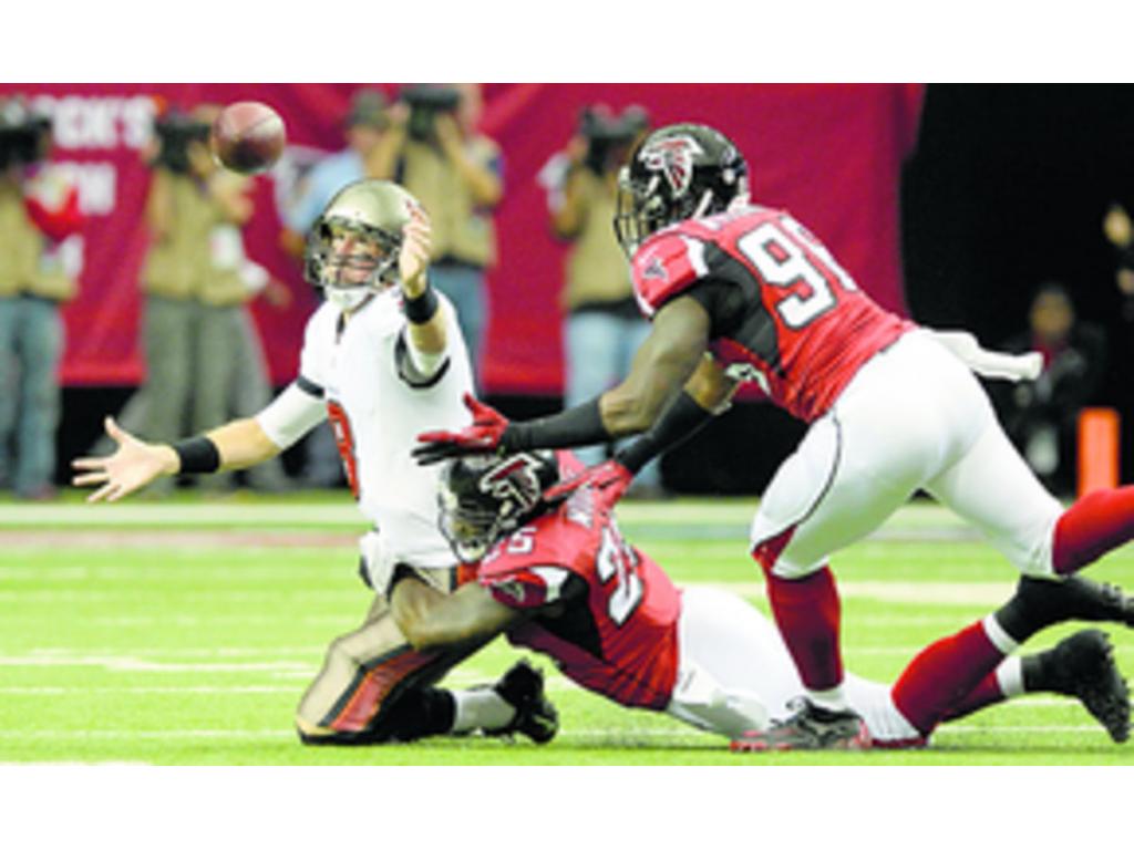 Los Falcons contuvieron a los Buccaneers de Tampa Bay para derrotarlos por 31-23.(AP)