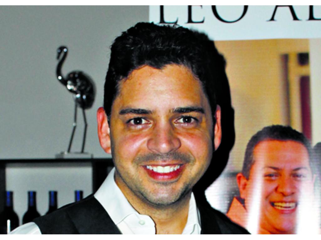 Actor, cantante y compositor. Interpreta a Usnavy. Ha recorrido Centroamérica y el Caribe con su música. Nominado como mejor actor en su papel protagónico en The producers (2009). Ha compartido escenario con famosas figuras del mundo artístico interna