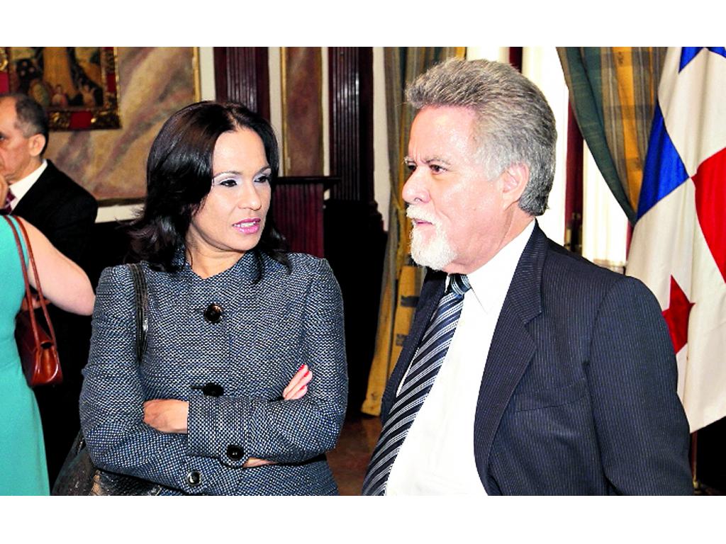 5. Marisín Luzcando y César De León. ()